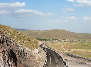 Թալին-Հոռոմ բնակավայրի խաչմերուկ հատվածում, մեկ ուղղությամբ երթևեկությունը տեղափոխվել է նոր վերակառուցված ճանապարհահատված