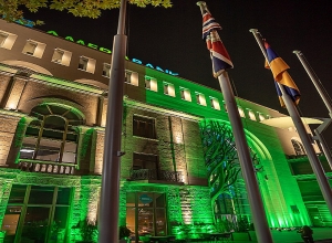 Բրիտանական դեսպանատան նախաձեռնությամբ «Կամար» կենտրոնի շենքը լուսավորվել է կանաչ գույնով՝ նշանավորելու համաժողովի ավարտը