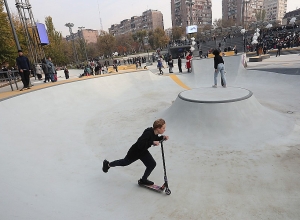 В кольцевом парке открылись первый в столице скейт-парк и парк для выгула собак