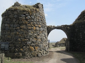 Լոռի բերդի տարածք են տեղափոխվել խաչքարեր և պատմական բեկորներ