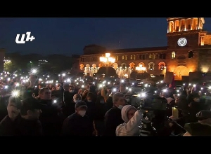 Участники митинга, включив фонарики в телефоне, почтили минутой молчания память погибшего вчера героя