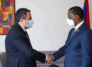 Ռուանդայի դեսպանը հավատարմագրերը հանձնեց փոխնախարար Վահե Գևորգյանին