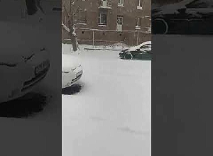 Сильный снегопад в Ашоцке сопровождается громом и молнией