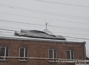 Ուժեղ քամու հետևանքով Շիրակի մարզում տեղի է ունեցել փլուզում, վնասվել են տանիքներ, ավտոմեքենաներ