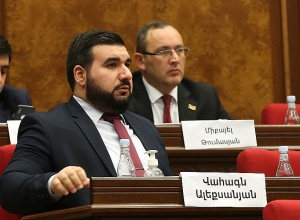 Чем занимался Кочарян 10 лет, кроме того, что гонял львов? Ел баранину с Алиевым?