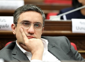 88-ին երկրաշարժի ցավից կուչ եկած մարդիկ Գորբաչովին հարցնում էին Արցախի մասին․ Ղազինյան