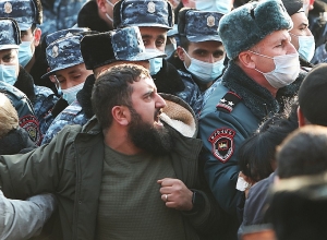 Քաշքշուկ ու վիճաբանություն ոստիկանների ու անհետ կորածների ծնողների միջև