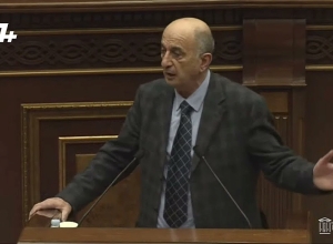 В любом случае, у нас нет необходимости или желания защищать вашего самого обругиваемого шефа: Хачатрян