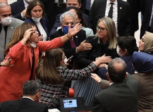 Թուրքիայի մեջլիսում կին պատգամավորներն իրար վրա են հարձակվել