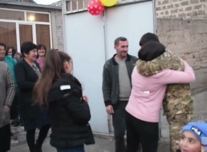 Как приветствуют участника 44-дневной войны, артиллериста Аарона Аветисяна