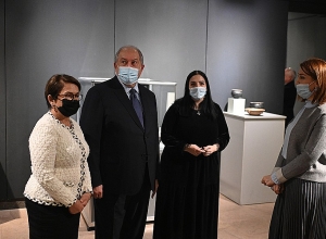 Армен Саркисян с супругой посетил Музей народного искусства