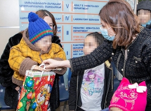 Министр здравоохранения поздравила с наступающим Новым Годом детей, проходящих лечение в Гематологическом центре