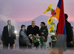 Արմեն Սարգսյանը տիկնոջ հետ այցելել է «Եռաբլուր»․ լուսանկարներ