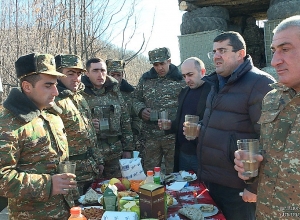 Դեպի առաջնագիծ ավանդույթի համաձայն