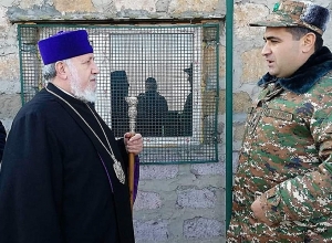 Ամենայն Հայոց Կաթողիկոսն այցելեց մարտական դիրքեր