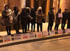 Գերիների ծնողներն այս պահին Կառավարության շենքի դիմաց նստացույց են անում