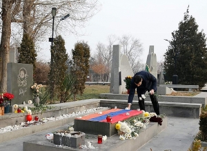 Քաղաքապետը ծաղիկներ է խոնարհել