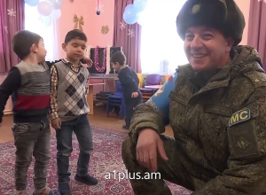 Миротворцы подарили новогодние подарки около 50 детям, находящимся в реабилитационном центре НК