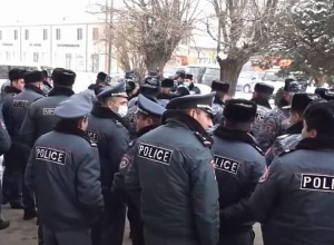 Վարդենիսի նորընտիր համայնքապետը երդվեց բակում․ Ուղիղ