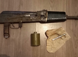 Группа лиц добровольно сдала автоматы Калашникова в отделениях полиции