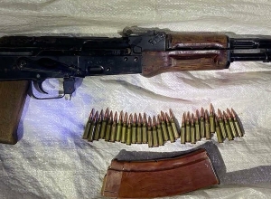 Группа лиц добровольно сдали незаконное оружие и боеприпасы в полицейских участках