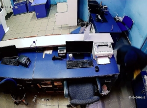 Вор закрыл дверь отделения «Айпост»-а изнутри и потерял ключ