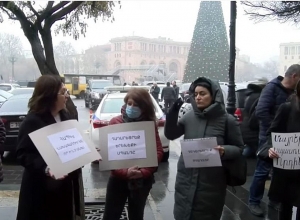 «Դադարեցրեք երեխեքի սպանդը»․ բողոքի ակցիա Կառավարության մոտ