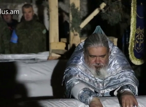 Более 500 российских миротворцев приняли участие в крещенских купаниях рядом с православным храмом в НК