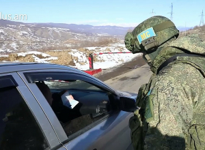 Российские миротворцы за сутки обеспечили безопасный въезд более 400 автомобилей и около 1,5 тыс. человек в НК