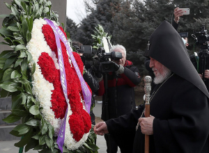 Կաթողիկոսը Եռաբլուրում հարգանքի տուրք մատուցեց զոհերի հիշատակին