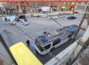 Բարեկամության էստակադայի տակ բախվել են տրոլեյբուսն ու բեռնատարը, կա տուժած․ shamshyan.com 