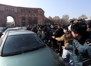 Не прикасайтесь к моему автомобилю! Ссора между участником акции и полицейским