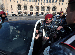 Ջարդելու եմ, բացի դուռը․ ոստիկանները շրջափակել էին ակցիայի մասնակցի մեքենան