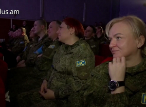 Ռուս խաղաղապահներն այցելել են Ստեփանակերտի դրամատիկական թատրոն