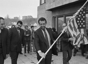 Ուղիղ 30 տարի առաջ՝ Երևանում բացվեց ԱՄՆ առաջին դեսպանատունը