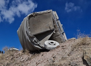 Բեռնատարը դուրս է եկել ճանապարհի երթևեկելի հատվածից,  և կախվել դեպի ձորը․ վարորդը տեղում մահացել է