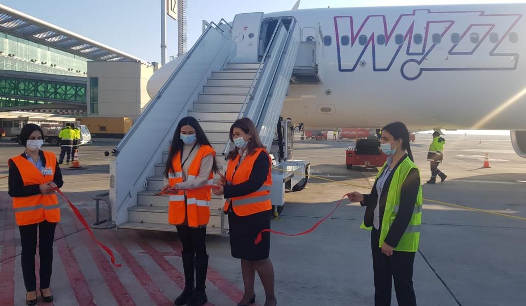 Встреча в аэропорту Армении. Wizz Air Abu Dhabi. Видео посадка самолета Wizz Air в Абу Даби аэропорт.