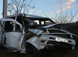 Ստեփանակերտ-Շուշի ճանապարհին ավտոմեքենան բախվել է ՌԴ խաղաղապահ զորակազմի զրահատեխնիկային