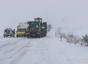 Բեռնատարի կցորդիչը կախվել է դեպի ձորը․ շղթայական ավտովթար Սյունիքում