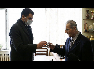 Քաղաքապետ Հրաչյա Սարգսյանը շնորհավորել է լեգենդար մարզիկ Ալբերտ Ազարյանին