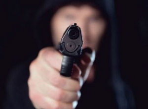 Արցախում ամուսինը ծեծել է կնոջը, հետո զենքն ուղղել նրա վրա՝ սպառնալով սպանել