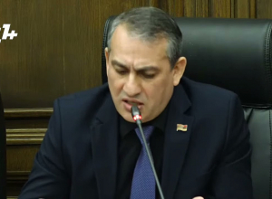 Предлагаю сложить мандаты: Армен Хачатрян об оппозиции