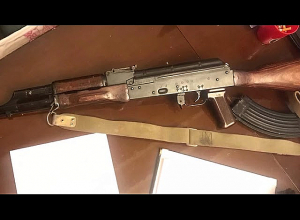 Полиция Лори нашла незаконный автомат и наркотики