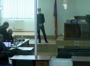 Вы не заметили, что я не спросил Вашего разрешения: Алумян покинул зал в знак протеста