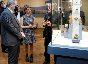 Пашинян вместе с супругой посетил выставку