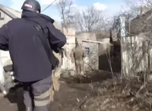 Արևելյան Ուկրաինայում շրջագայող լրատվամիջոցների աշխատակիցները վազում են ապաստան փնտրելու՝ հրետակոծության նախազգուշացման պատճառով