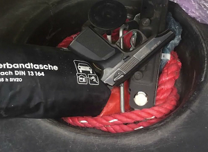 Обнаружены различные типы пистолетов, дубинок и ножей