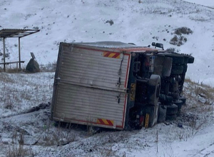 Սիսիանի ճանապարհին բեռնատար է շուռ եկել․ կա զոհ