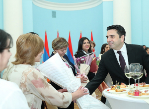 Ալեն Սիմոնյանը հյուրընկալել է  բուժաշխատող կանանց