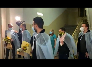 Զինվորի տան տղաները սիրով,ժպիտով ու քաջությամբ շնորհավորում են նոր կյանք պարգևած մայրերին